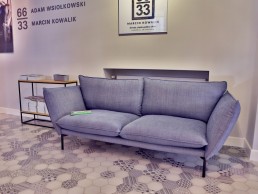 Sofa Sits we wnętrzu Galerii Dystans